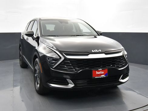 Used 2025 Kia Sportage LX image 4