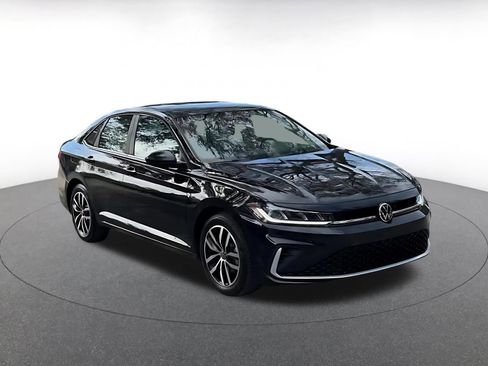 Used 2025 Volkswagen Jetta SE image 3