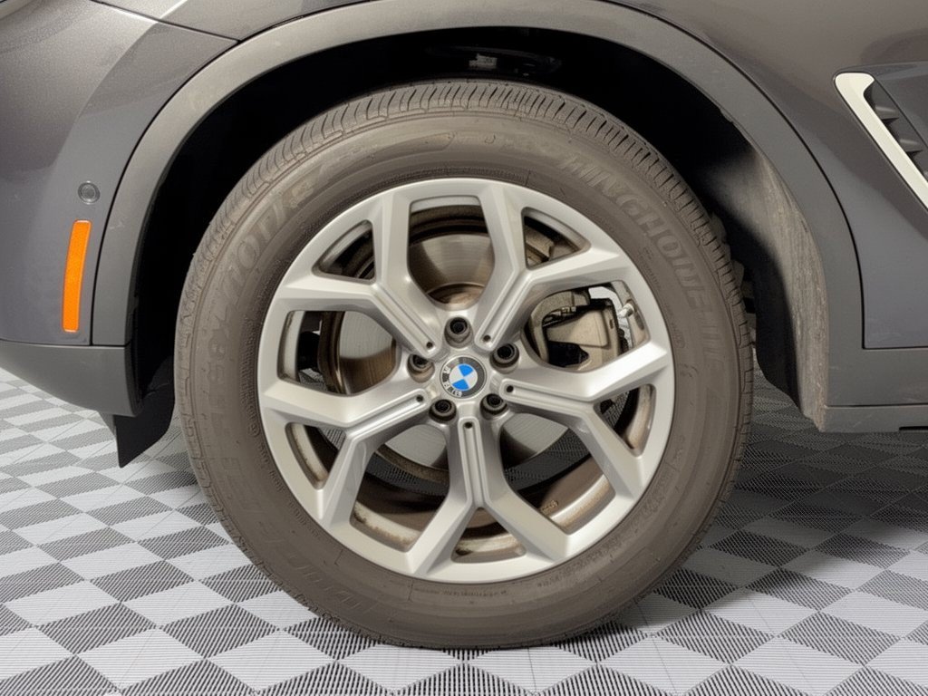 Used 2025 BMW X4 xDrive30i AWD/4WD image 13
