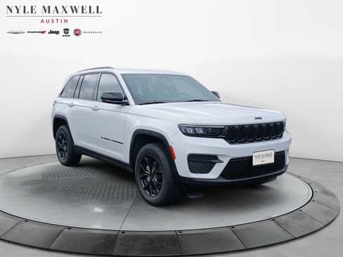 Used 2024 Jeep Grand Cherokee Altitude AWD/4WD image 2