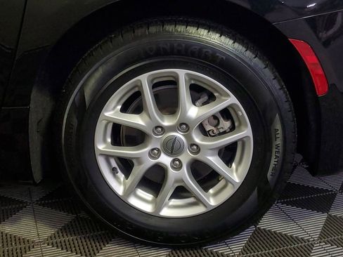 Used 2024 Chrysler Pacifica Touring-L image 8