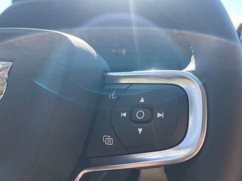 Used 2025 Volvo XC40 B5 Plus image 33