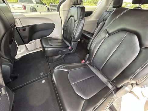 Used 2023 Chrysler Pacifica Touring-L FWD image 11