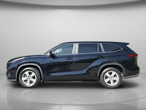 Used 2023 Toyota Highlander L FWD image 4