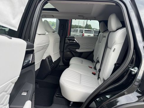 New 2025 Mitsubishi Outlander AWD image 12