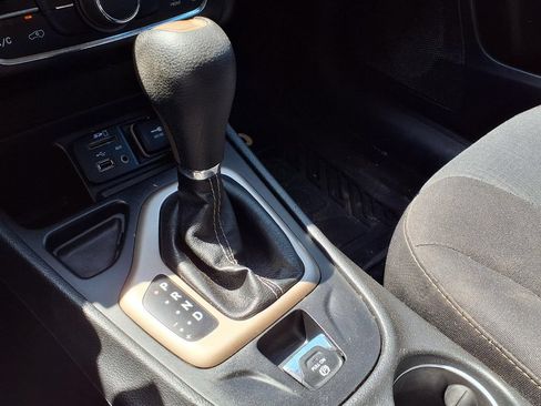 Used 2018 Jeep Cherokee Latitude FWD image 16