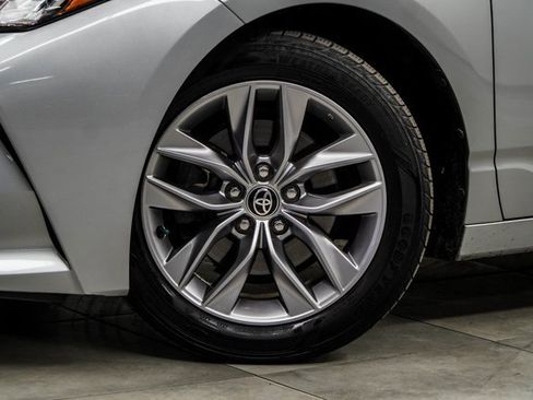 Used 2021 Toyota Avalon XLE w/ Moonroof Package image 3