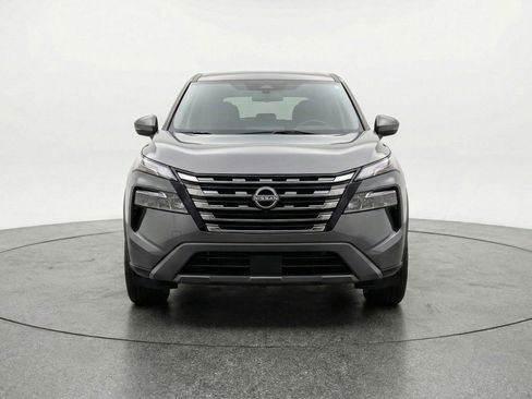 Used 2025 Nissan Rogue SV image 2