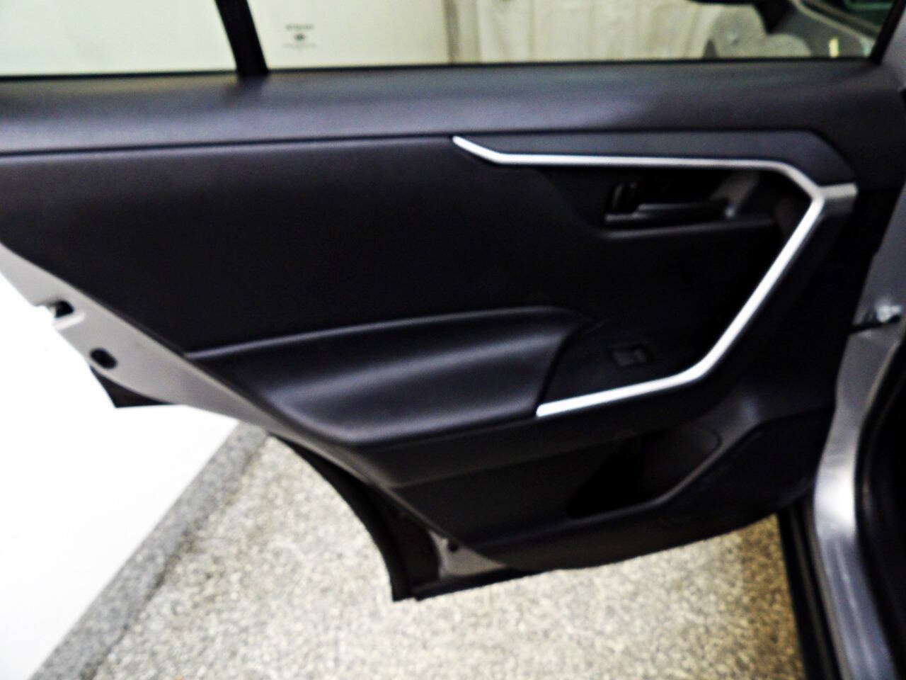 Used 2021 Toyota RAV4 LE AWD/4WD image 9