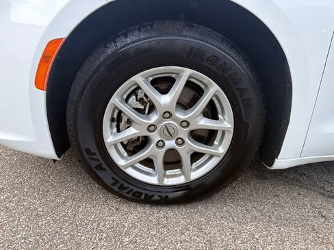 Used 2022 Chrysler Pacifica Touring-L FWD image 12