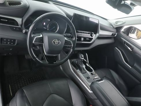 Used 2022 Toyota Highlander Platinum image 17