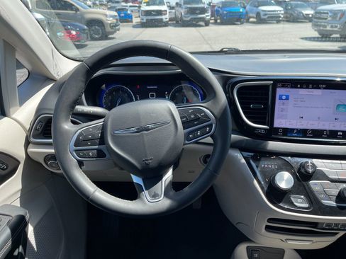 Used 2024 Chrysler Pacifica Touring-L FWD image 16