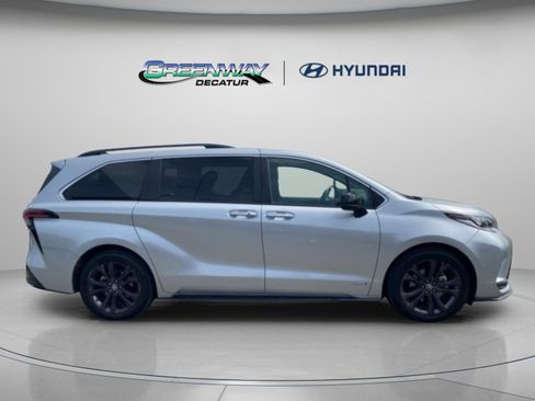 Used 2021 Toyota Sienna XSE image 2