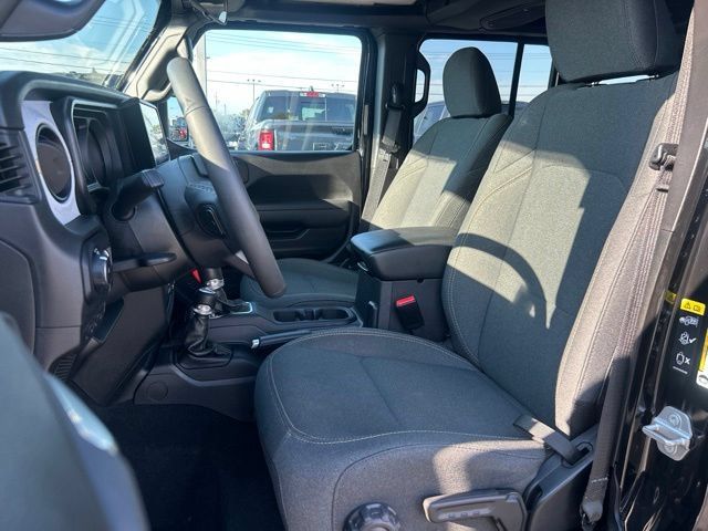 Used 2025 Jeep Wrangler Unlimited Sport AWD/4WD image 15
