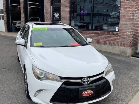 Used 2016 Toyota Camry SE w/ Moonroof Package FWD image 2