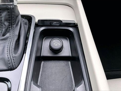 Used 2020 Volvo S60 T5 Momentum image 17