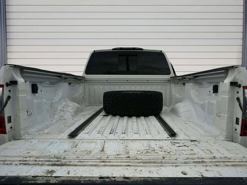 Used 2021 Nissan Titan SV w/ SV Convenience Package image 11