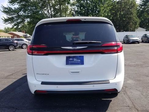 Used 2025 Chrysler Pacifica Select FWD image 6
