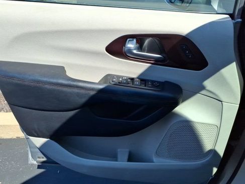 Used 2019 Chrysler Pacifica Limited FWD image 61