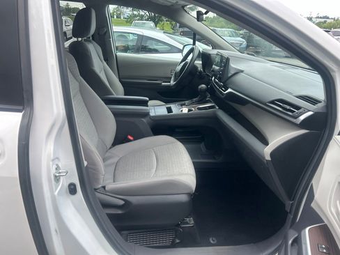 Used 2024 Toyota Sienna LE AWD/4WD image 15
