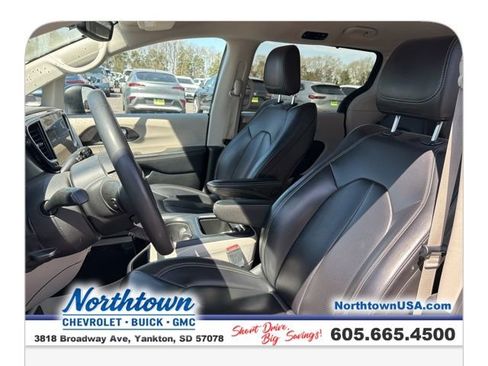Used 2023 Chrysler Pacifica Touring-L image 13