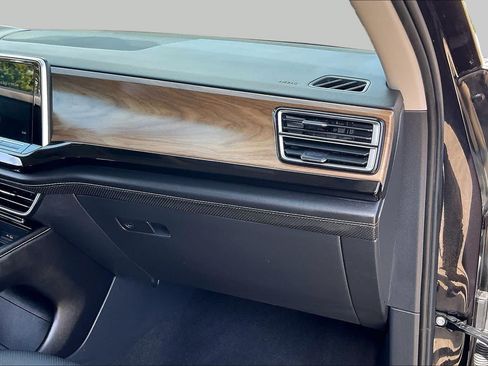 Used 2025 Volkswagen Atlas SE FWD image 17