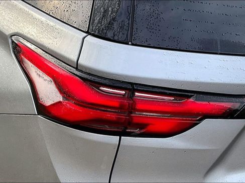 Used 2023 Chevrolet Traverse LT image 24