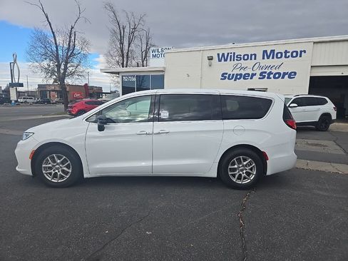 Used 2024 Chrysler Pacifica Touring-L image 8