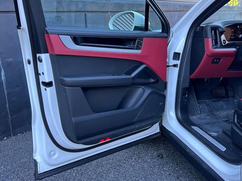 Certified 2025 Porsche Cayenne Coupe image 22