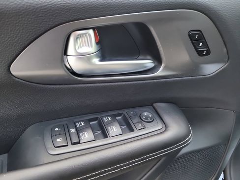 New 2026 Chrysler Pacifica Select w/ S Appearance Package FWD image 18