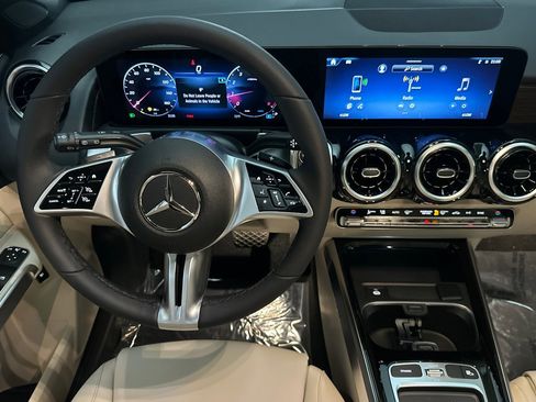 Used 2026 Mercedes-Benz GLB 250 image 25