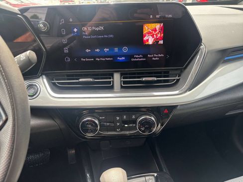 Used 2025 Chevrolet Trax LT FWD image 17