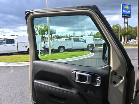 Used 2022 Jeep Gladiator Overland image 23