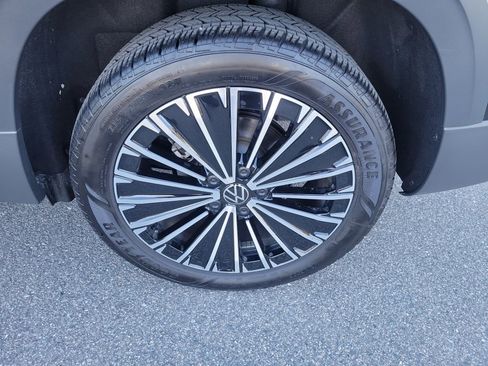 Certified 2025 Volkswagen Taos SE image 26