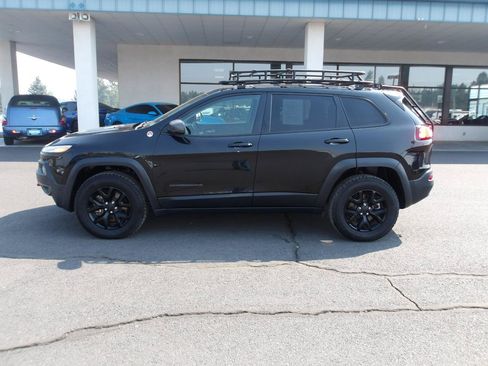 Used 2016 Jeep Cherokee Trailhawk w/ Comfort/Convenience Group AWD/4WD image 2