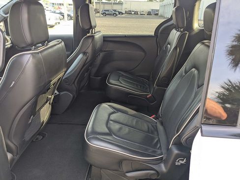Used 2025 Chrysler Pacifica Limited FWD image 14