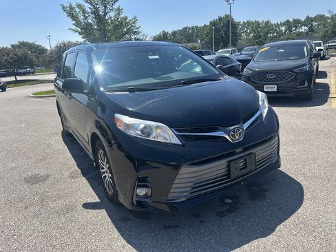 Used 2019 Toyota Sienna XLE FWD image 2