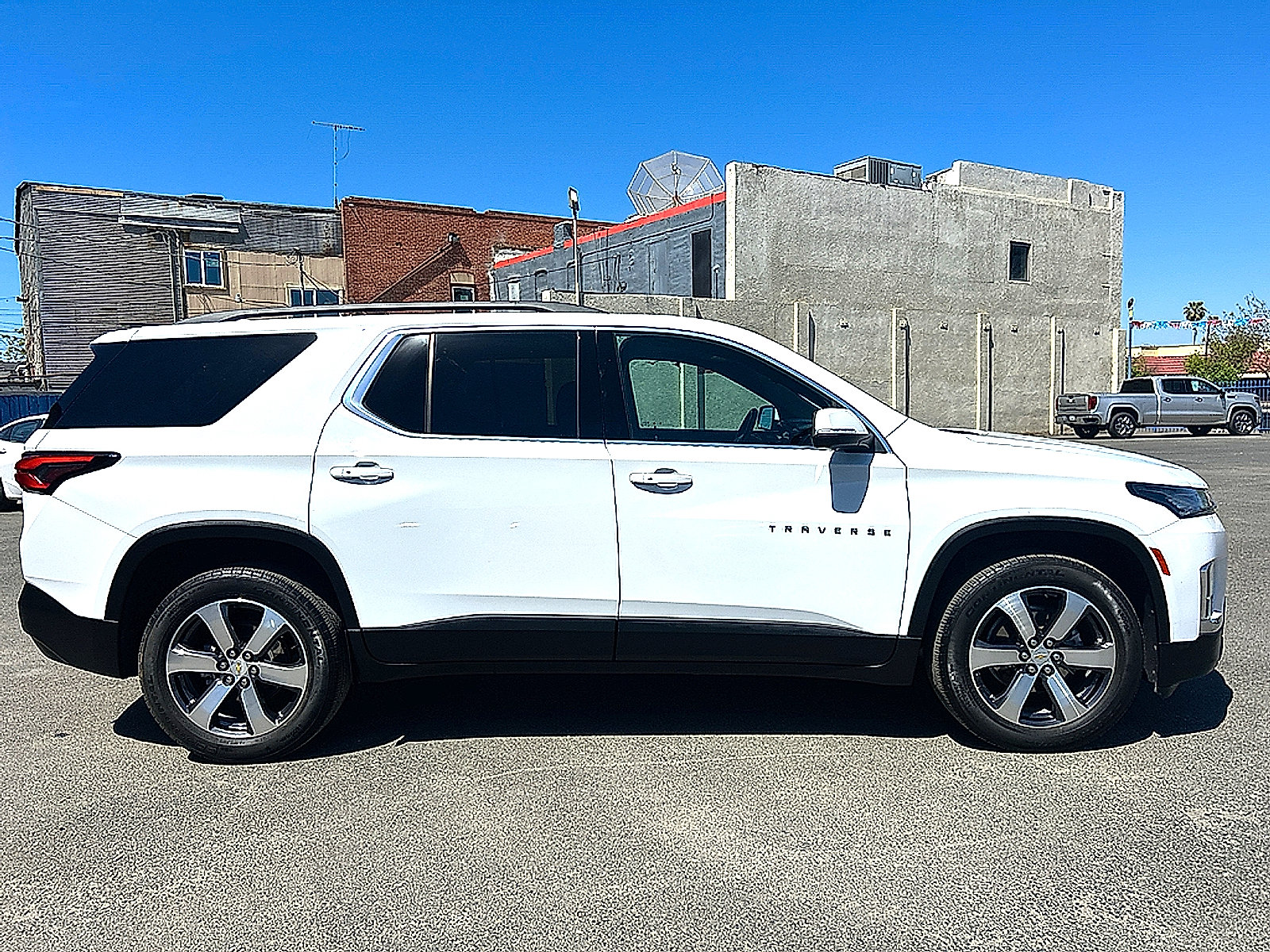 Used 2023 Chevrolet Traverse LT w/ LT Premium Package FWD image 3