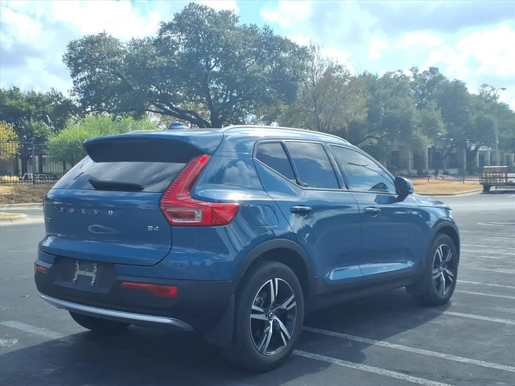 Used 2023 Volvo XC40 B4 Core w/ Convenience Package FWD image 5