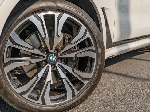 Used 2023 BMW X7 xDrive40i w/ M Sport Package AWD/4WD image 3