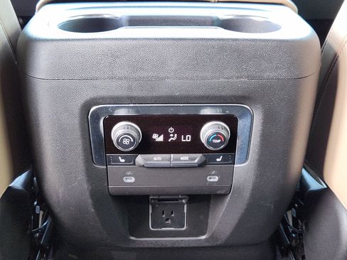 Used 2024 Chevrolet Tahoe Premier w/ Premium Package AWD/4WD image 32