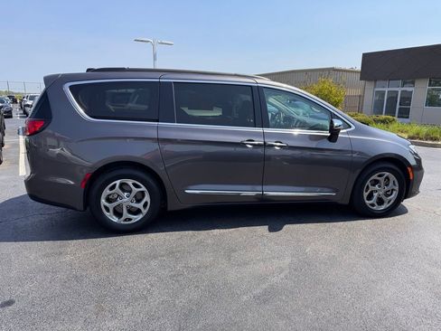 Used 2023 Chrysler Pacifica Limited FWD image 6