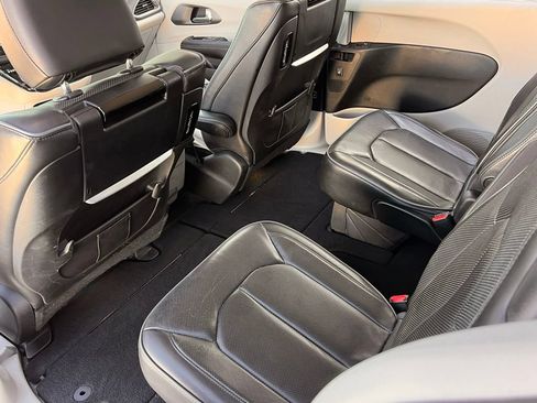 Used 2019 Chrysler Pacifica Limited w/ Tire & Wheel Group FWD image 17