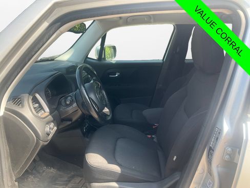 Used 2017 Jeep Renegade Latitude AWD/4WD image 9
