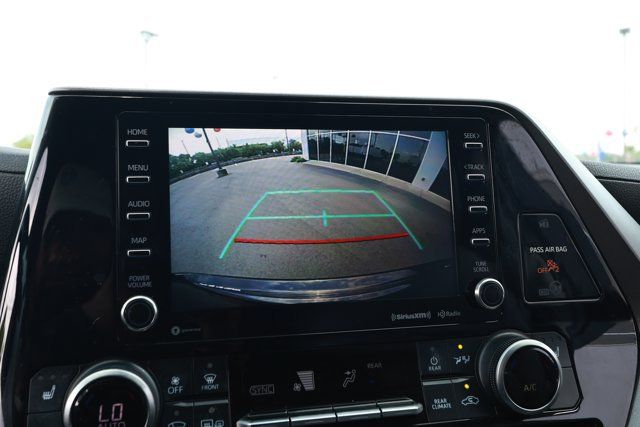 Used 2020 Toyota Highlander XLE AWD/4WD image 17