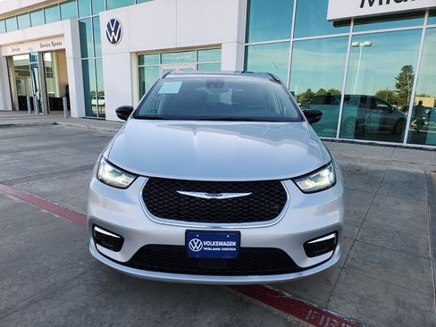 Used 2024 Chrysler Pacifica Limited FWD image 2