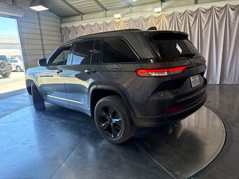 Used 2022 Jeep Grand Cherokee Altitude AWD/4WD image 7
