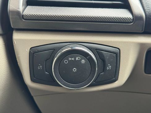 Used 2017 Ford Fusion SE FWD image 29