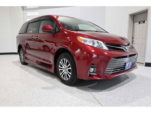 Used 2018 Toyota Sienna XLE w/ XLE Navigation Package image 3