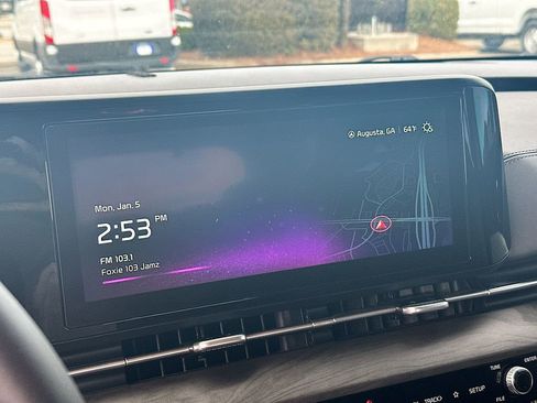 Used 2024 Kia Carnival EX image 13